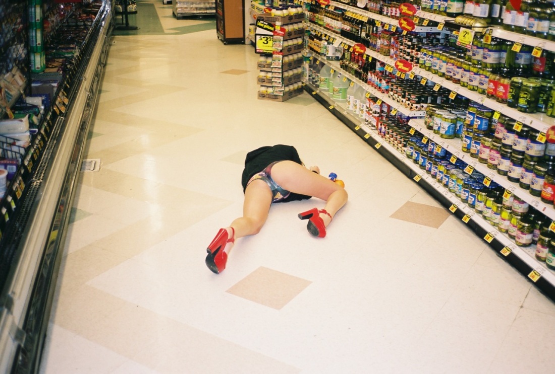 Пьяные девушки в магазине