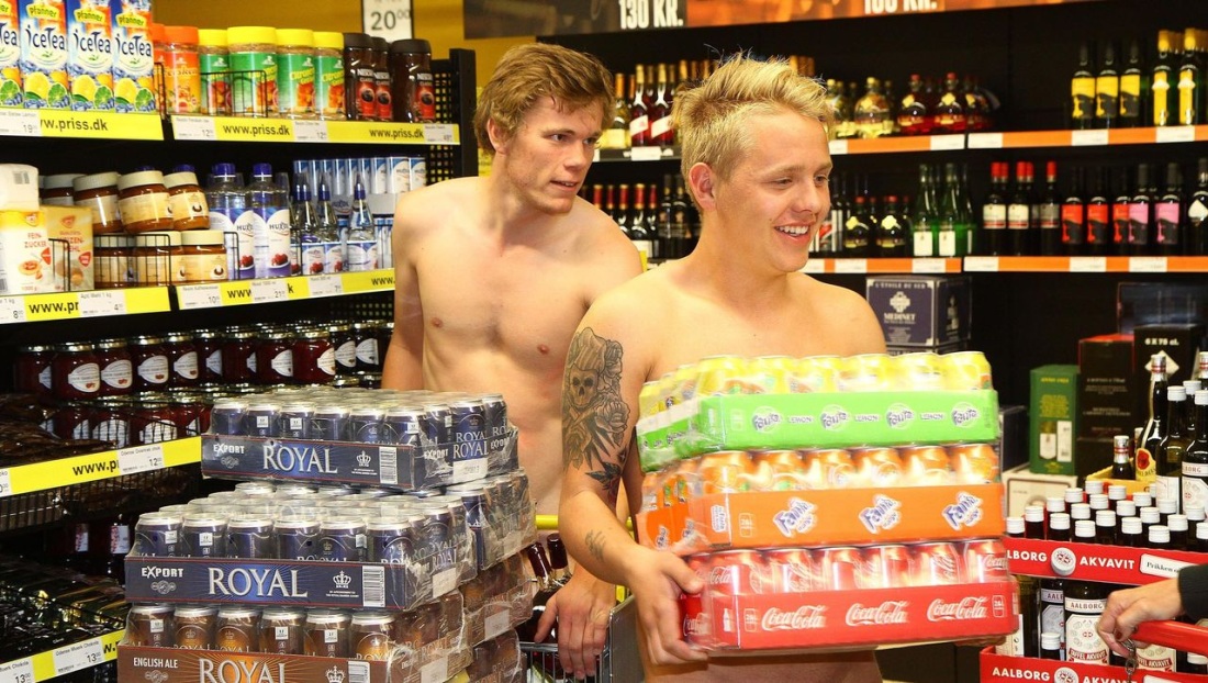 Парень разделся в магазине