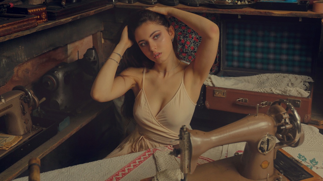 Девушка со швейной машинкой