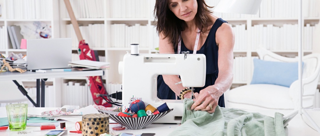 Швейная машинка шьет