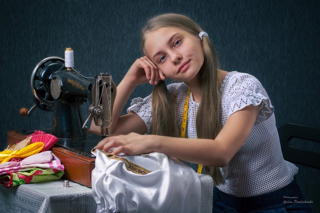 Девушка шьет свадебное платье