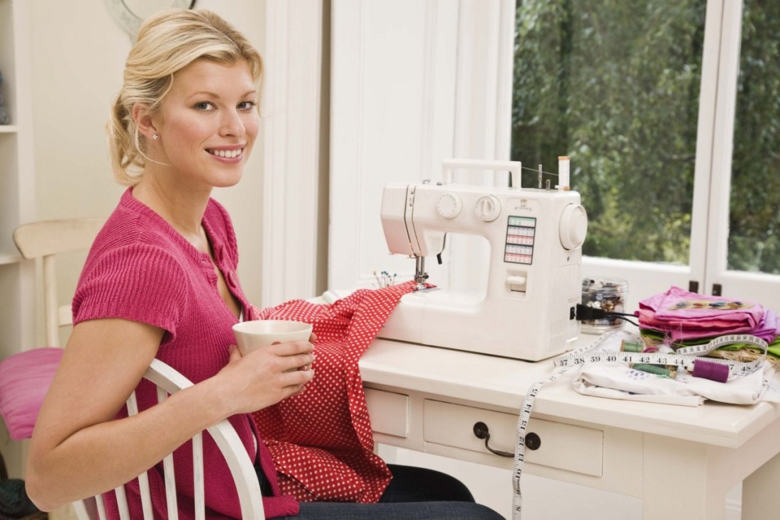 Шьет на машинке