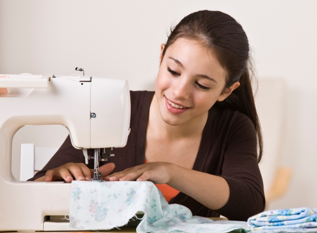 Швейная машинка старинная с тканью