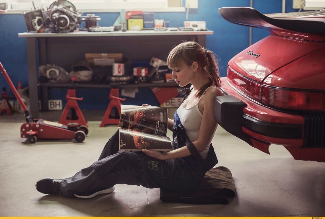 Женщина шьет