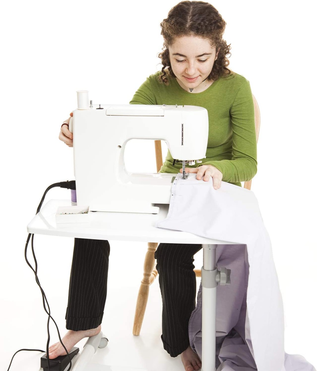 Девушка со швейной машинкой