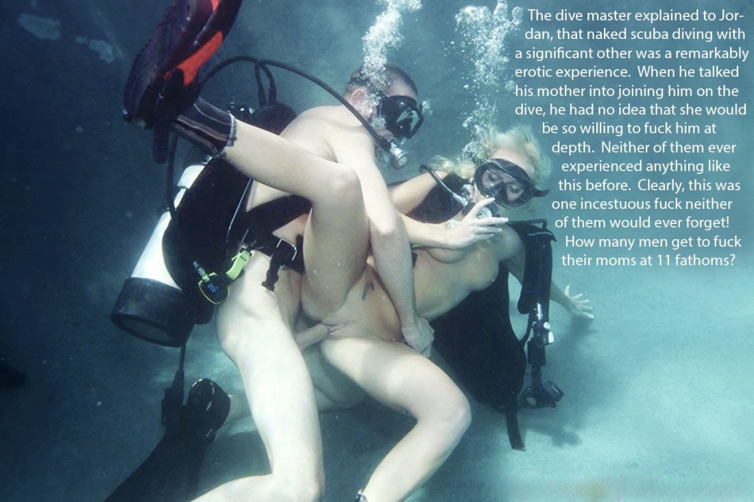 Голые женщины с ластами под водой