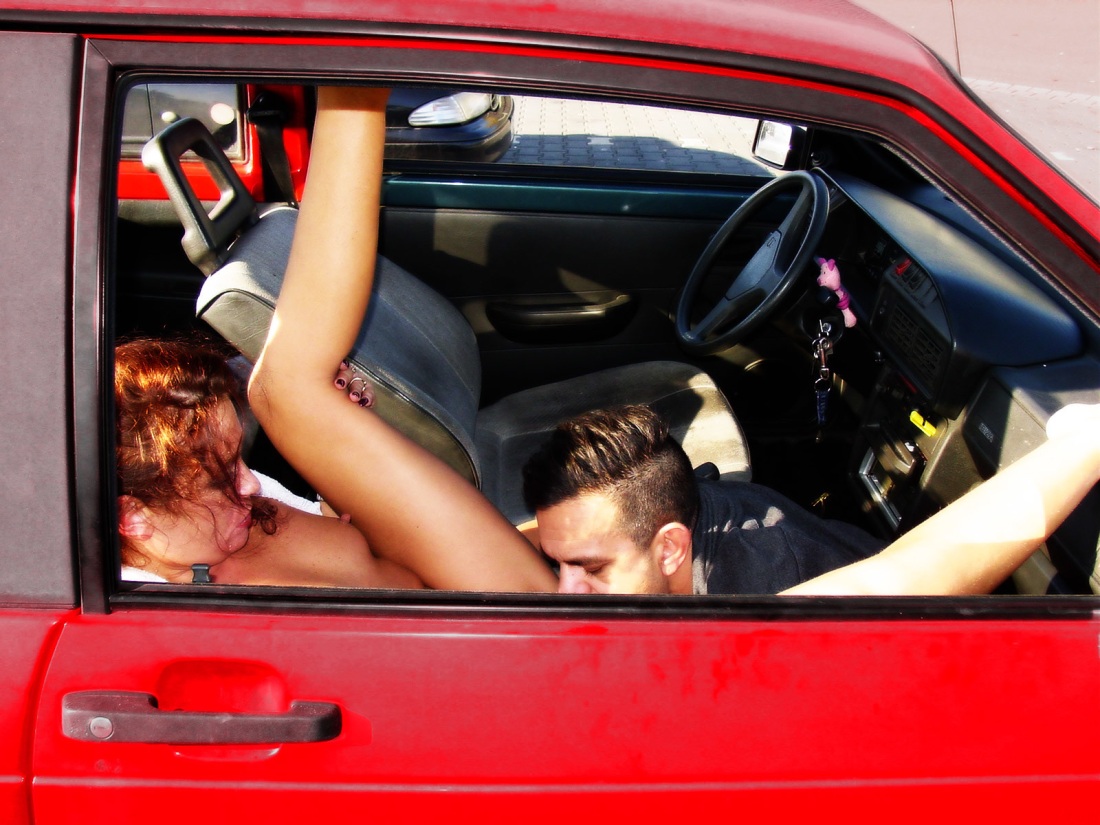 Кунилингус в машине блондинке