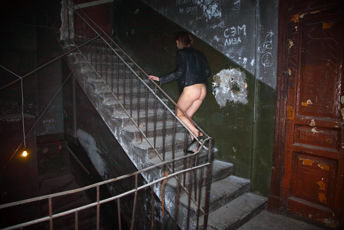 Раздели девочку в подъезде