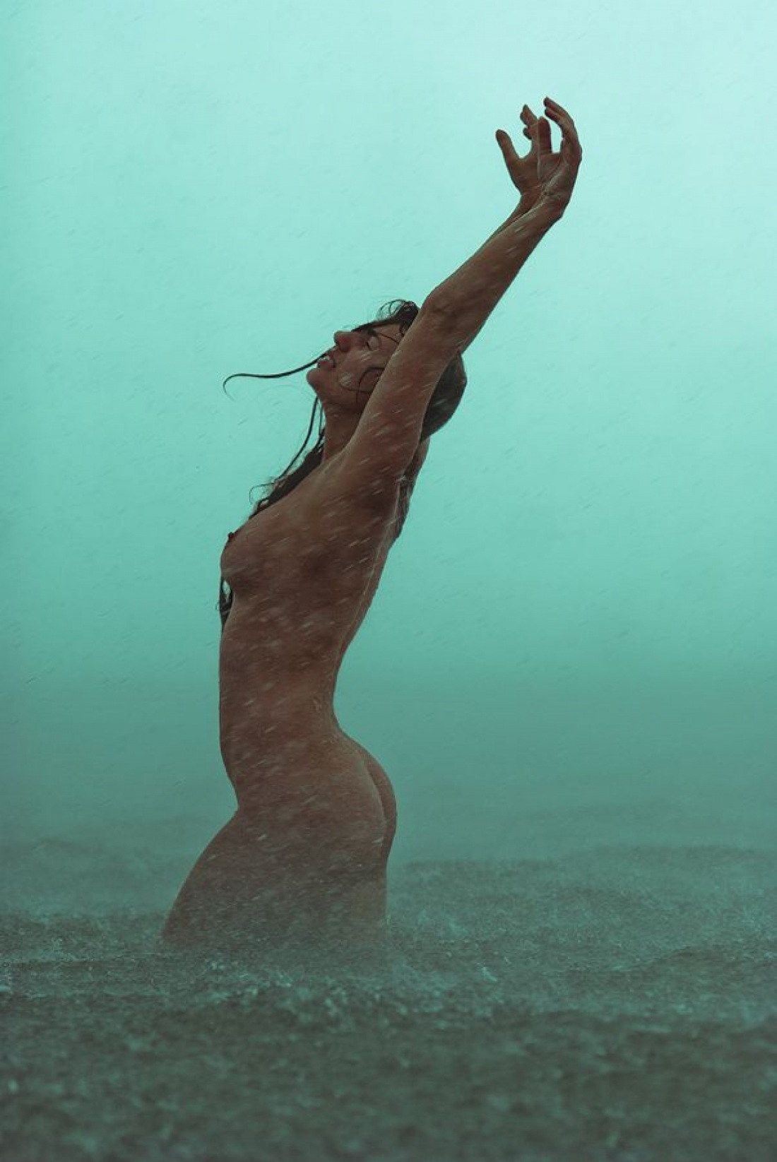 Девушка на качелях голышом