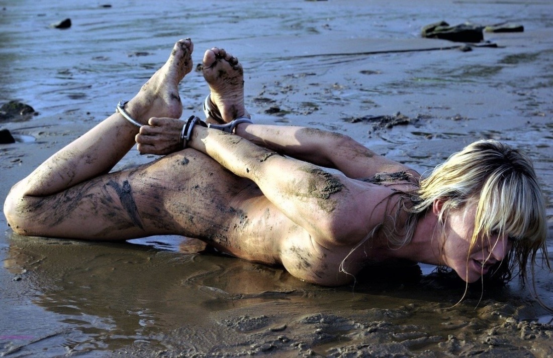 Katarina Nikita голая в бассейне