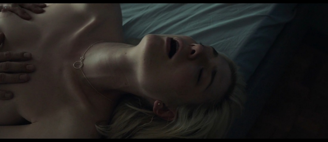 Элизабет Дебики сцены ню