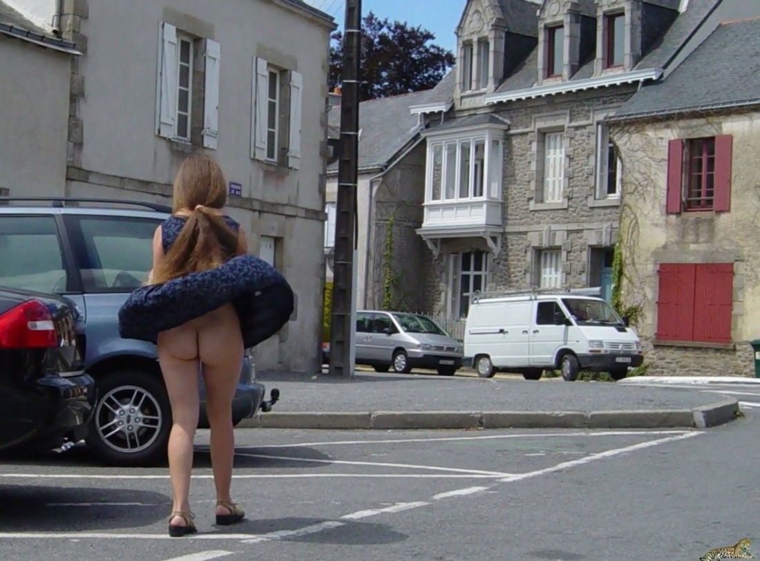 Девушки в прозрачных юбках без трусов