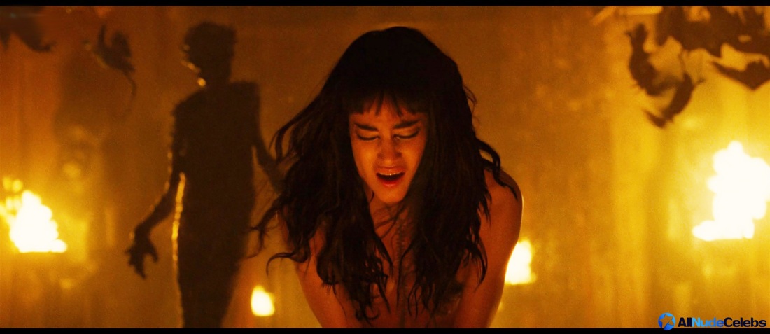 София Бутелла Мумия голая