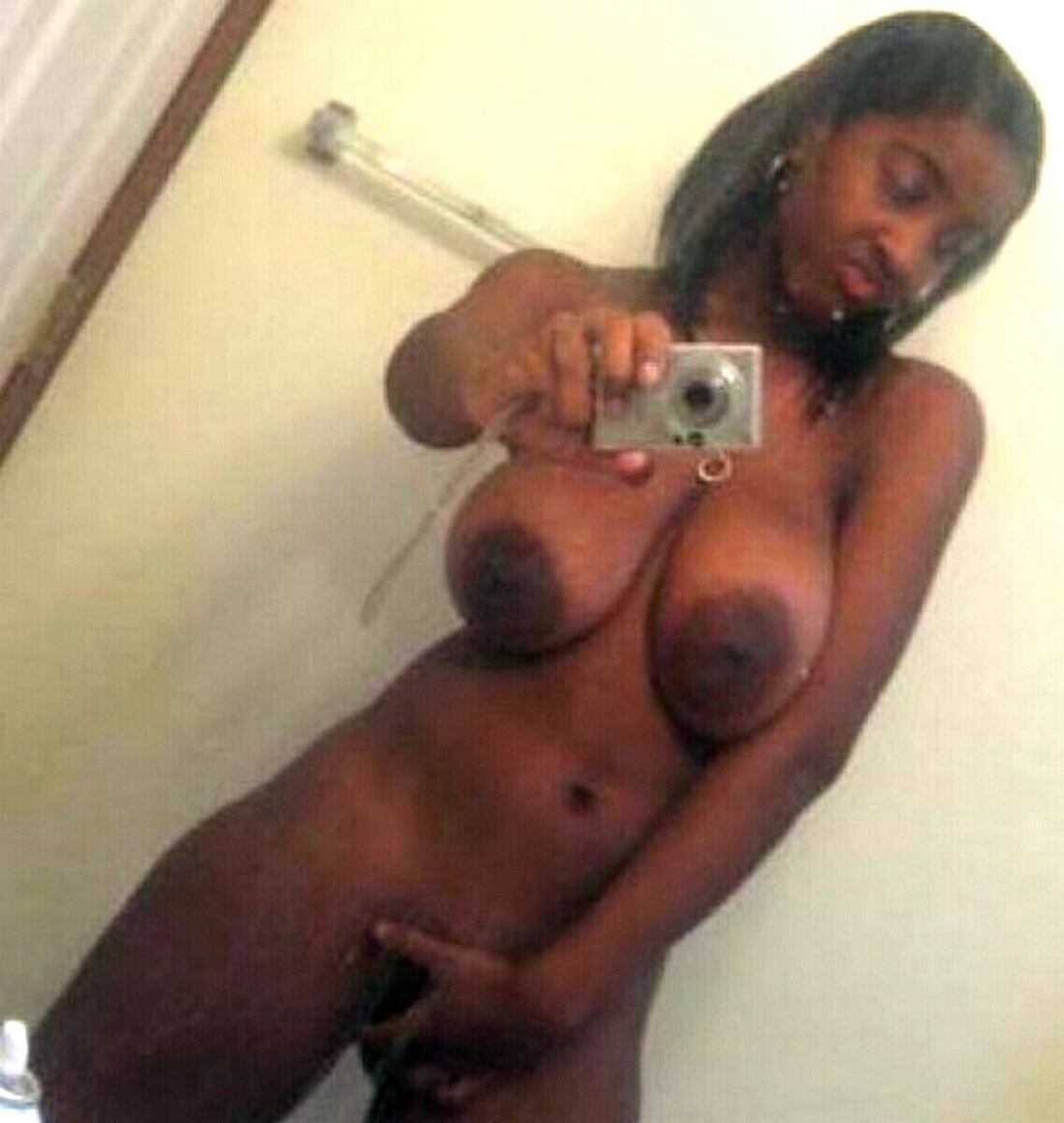 Афроамериканки селфи ню