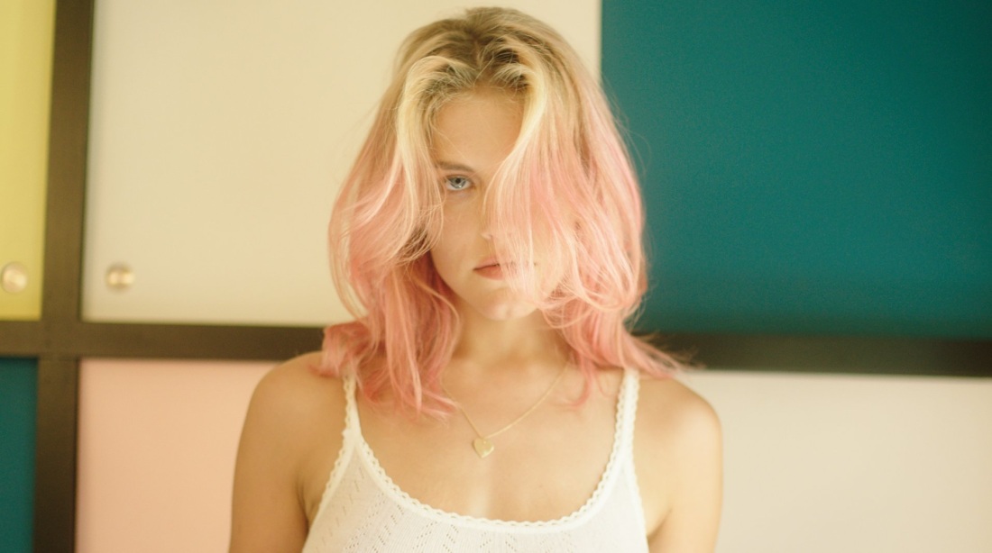 Девушка из клипа up in the Air Ashley Smith