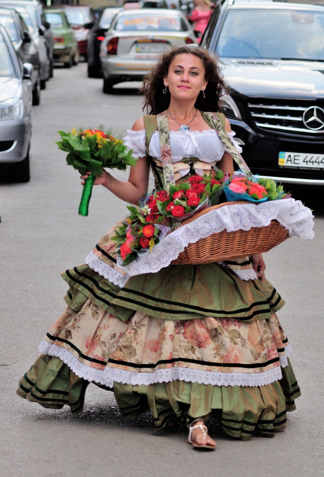 Девушка в огороде
