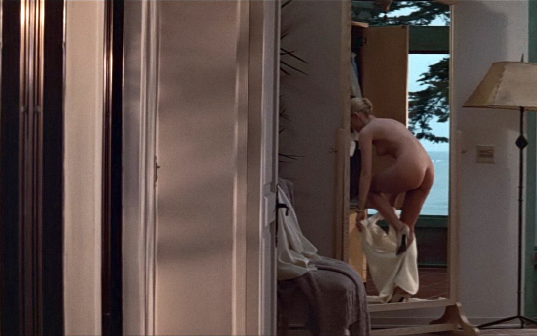 Голая попа Шерон Стоун