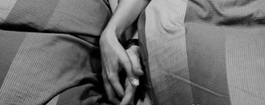 Девушка раздевается и трогает парня