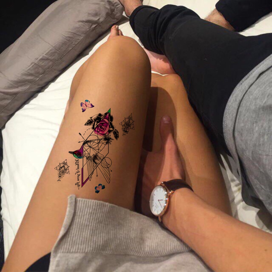 Мужская рука в женских трусиках