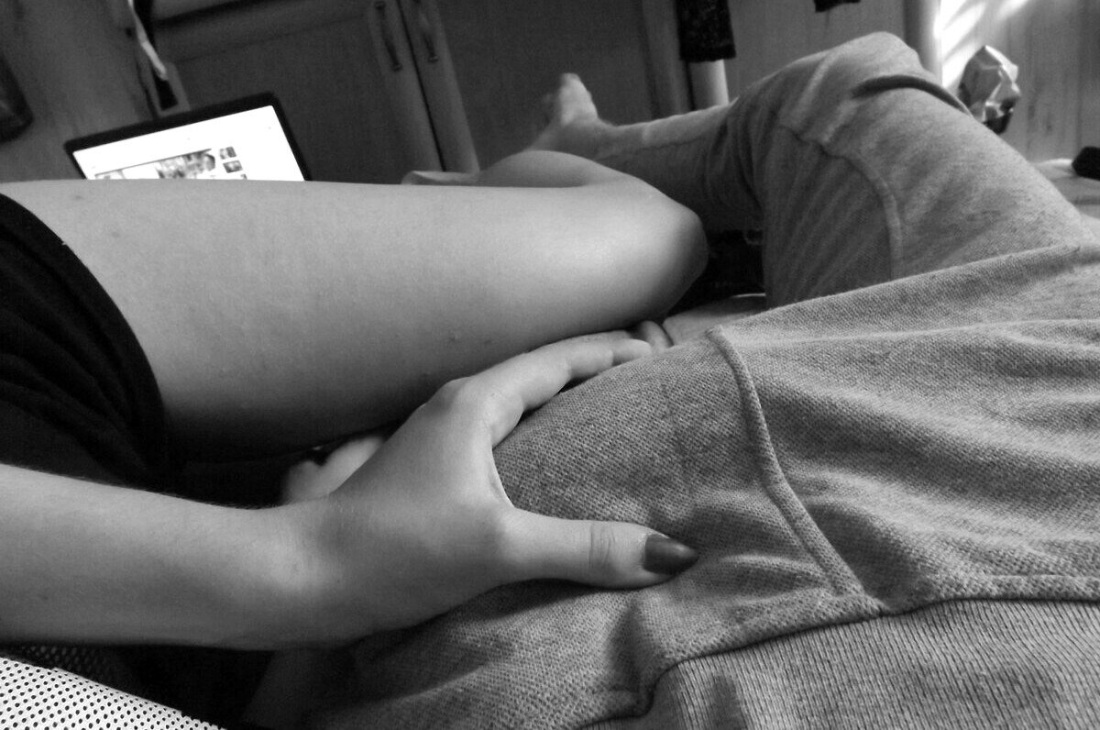 Саске засунул руку Наруто в штаны