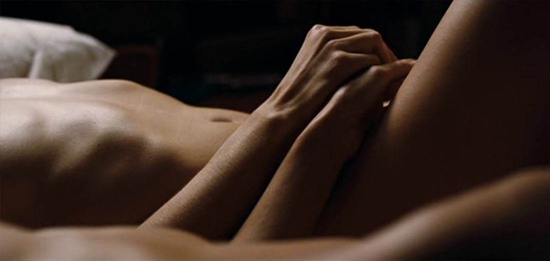 Девушка ласкает девушку