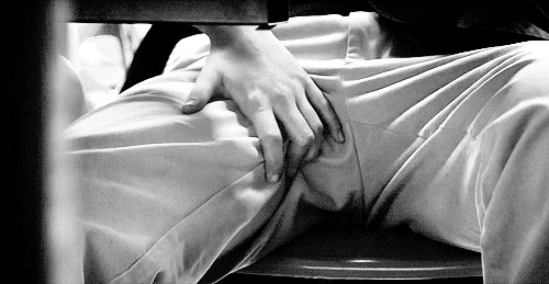 Мужчина трогает голую грудь