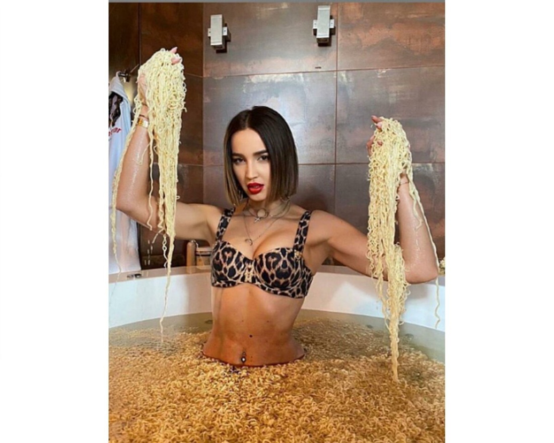 Ольга Бузова загорает