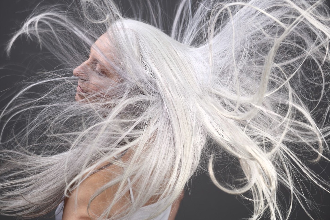 Длинные серебристые волосы