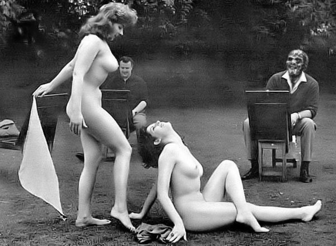 Голые натурщицы позируют