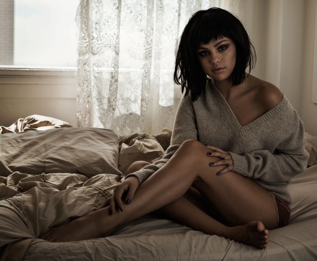 Селена Гомес в постели