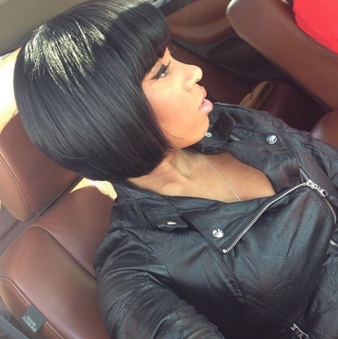 Брюнетка с каре в коже