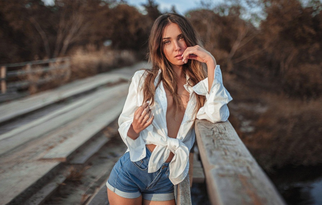 Девушка расстегнула