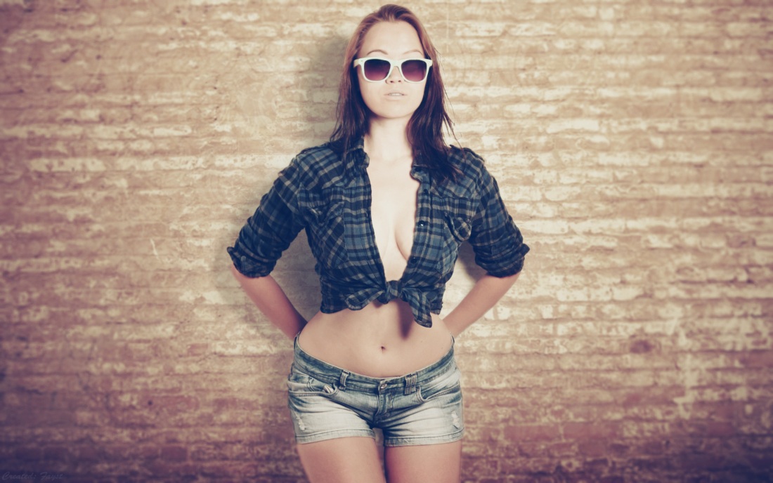 Девушка в очках и рубашке