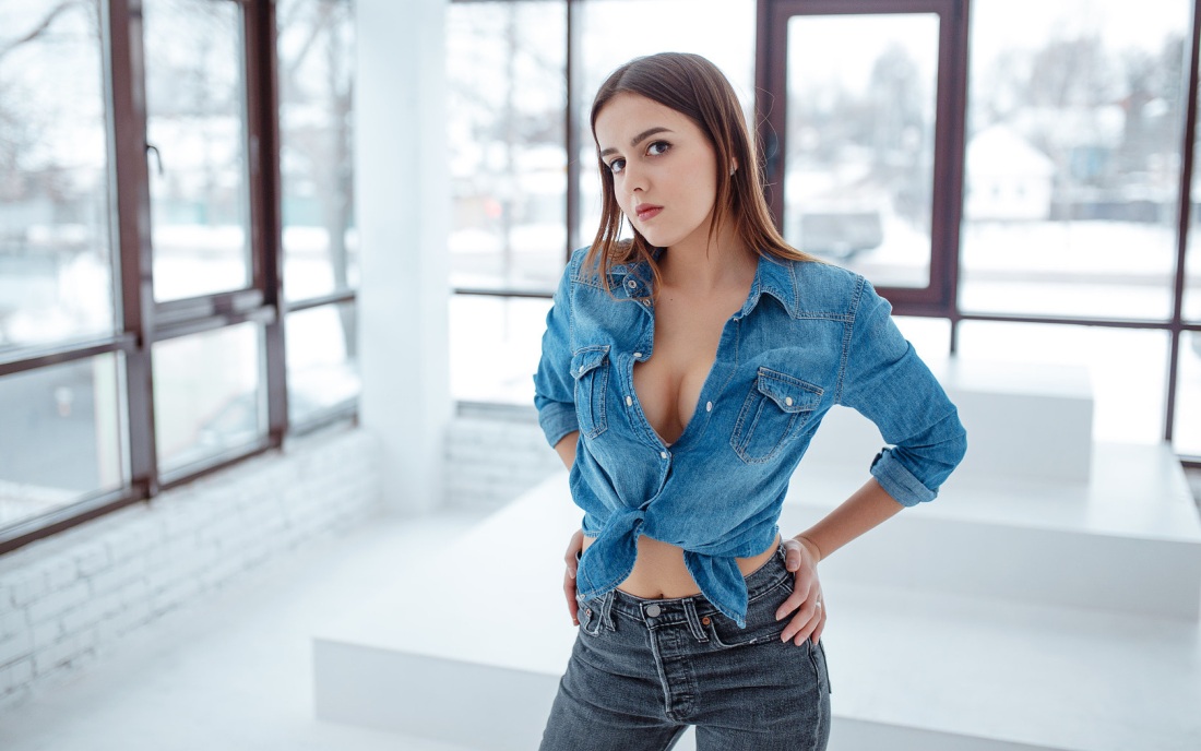 Девушка в рубашке