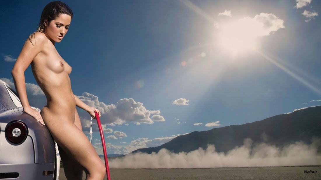 Из машины голая