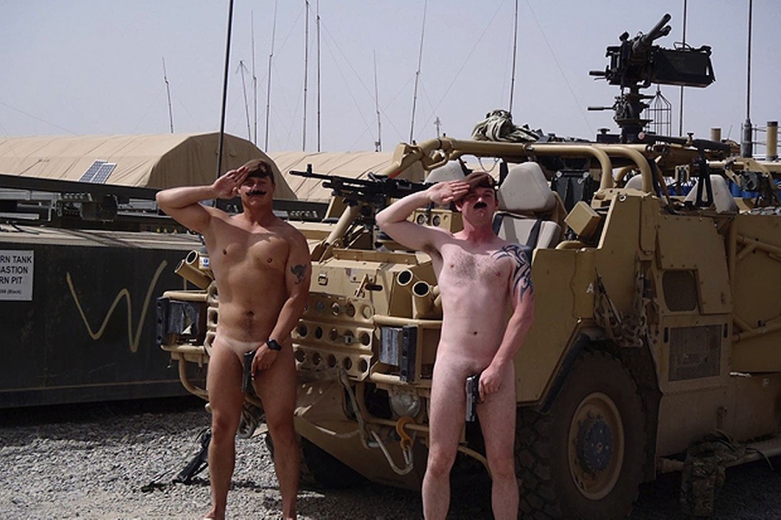 Голые женщины в военной форме