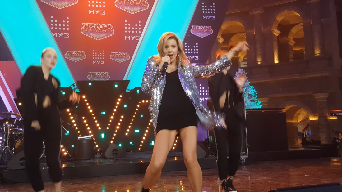 Певица Юлианна Караулова 2020