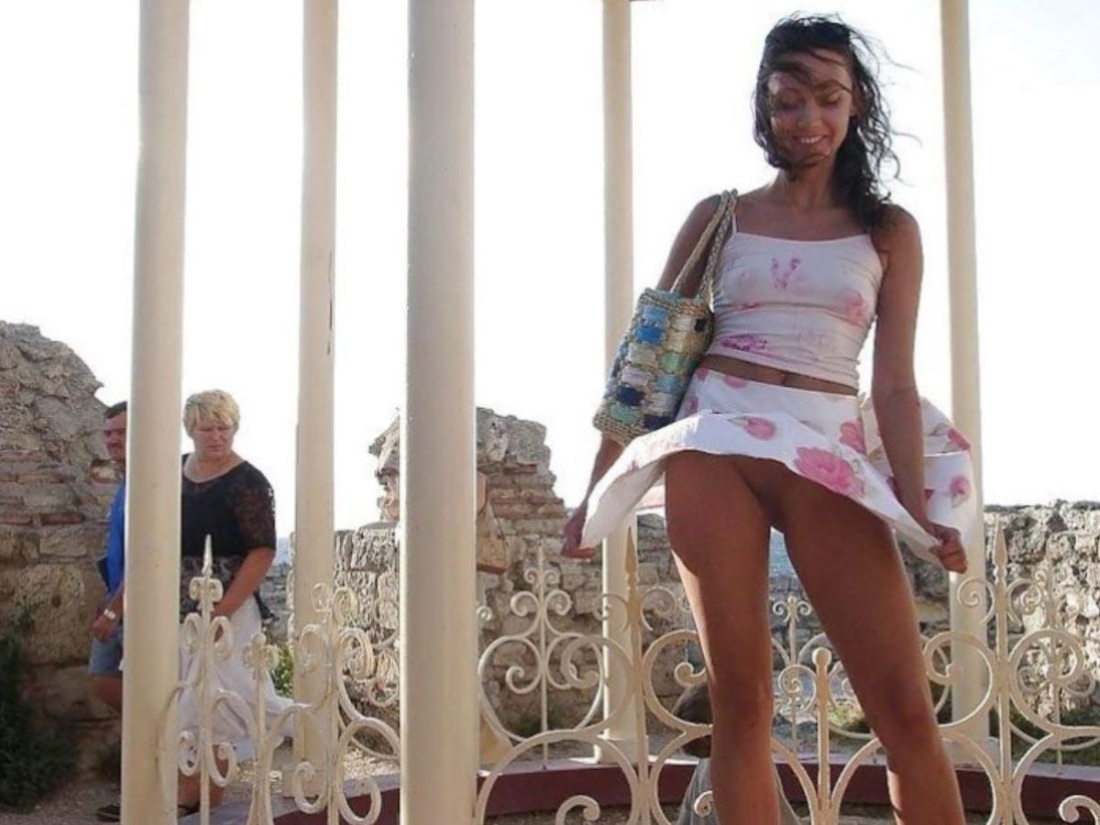 Подглядывание под юбку