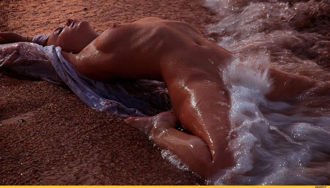 Женщина в море эротично