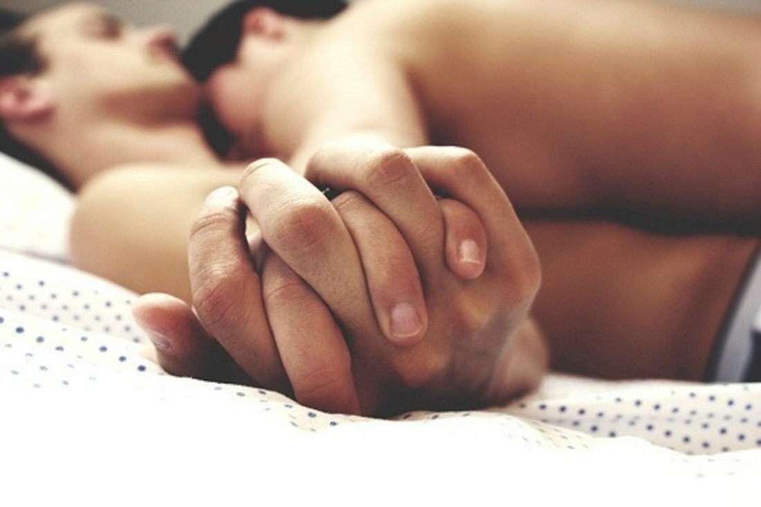 Обнявшись в постели