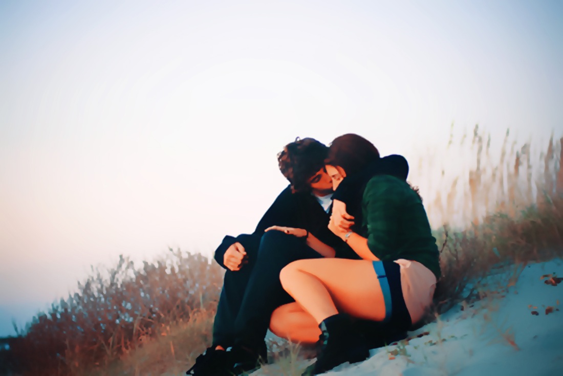 Девушка сидит на парне