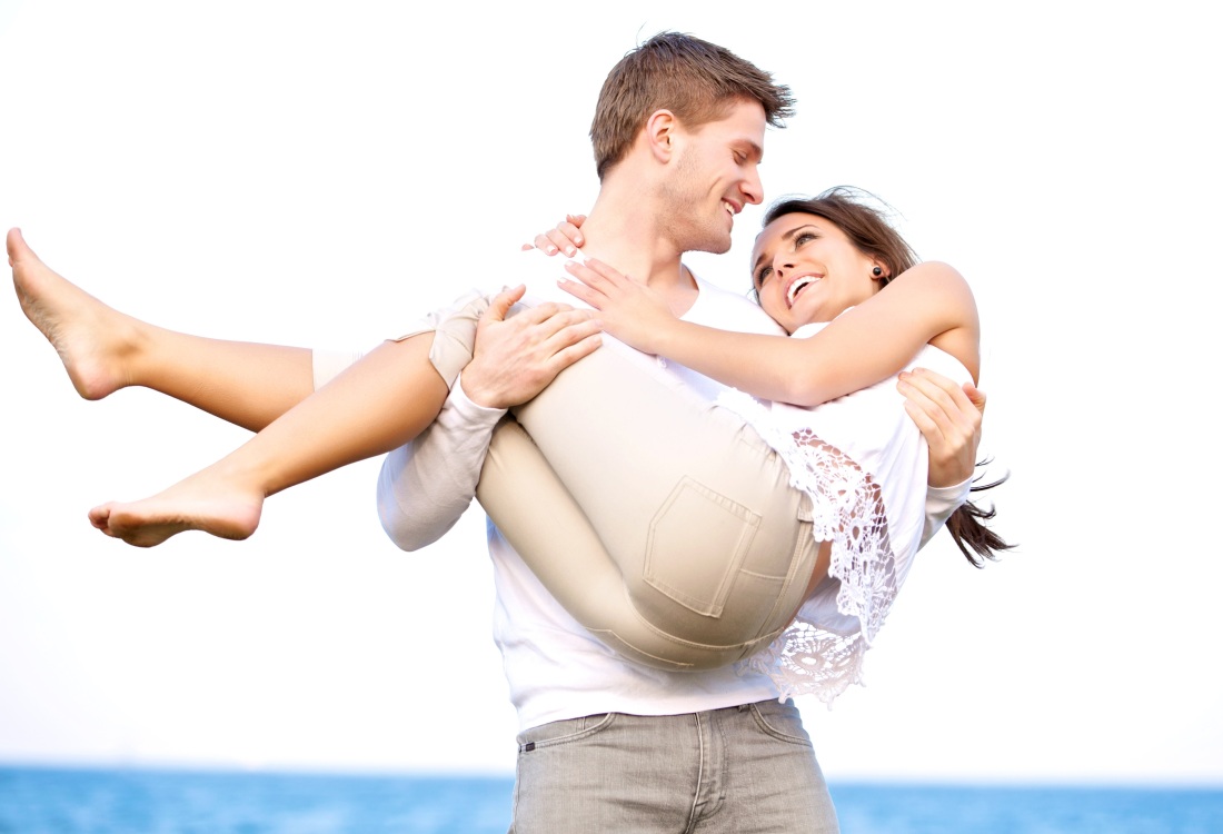 Несет девушку наьруках