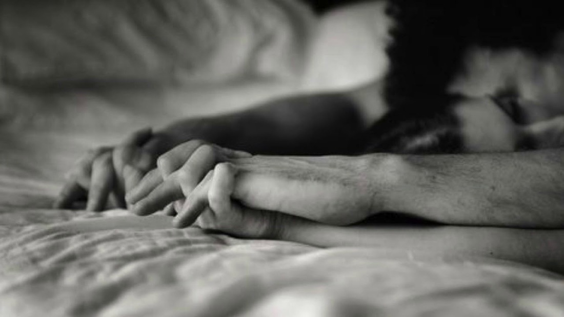 Рука на кровати