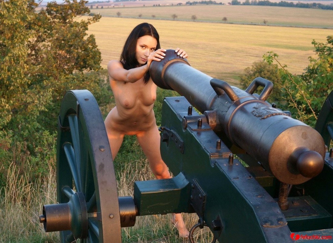 Голышом на пушке голая на пушке