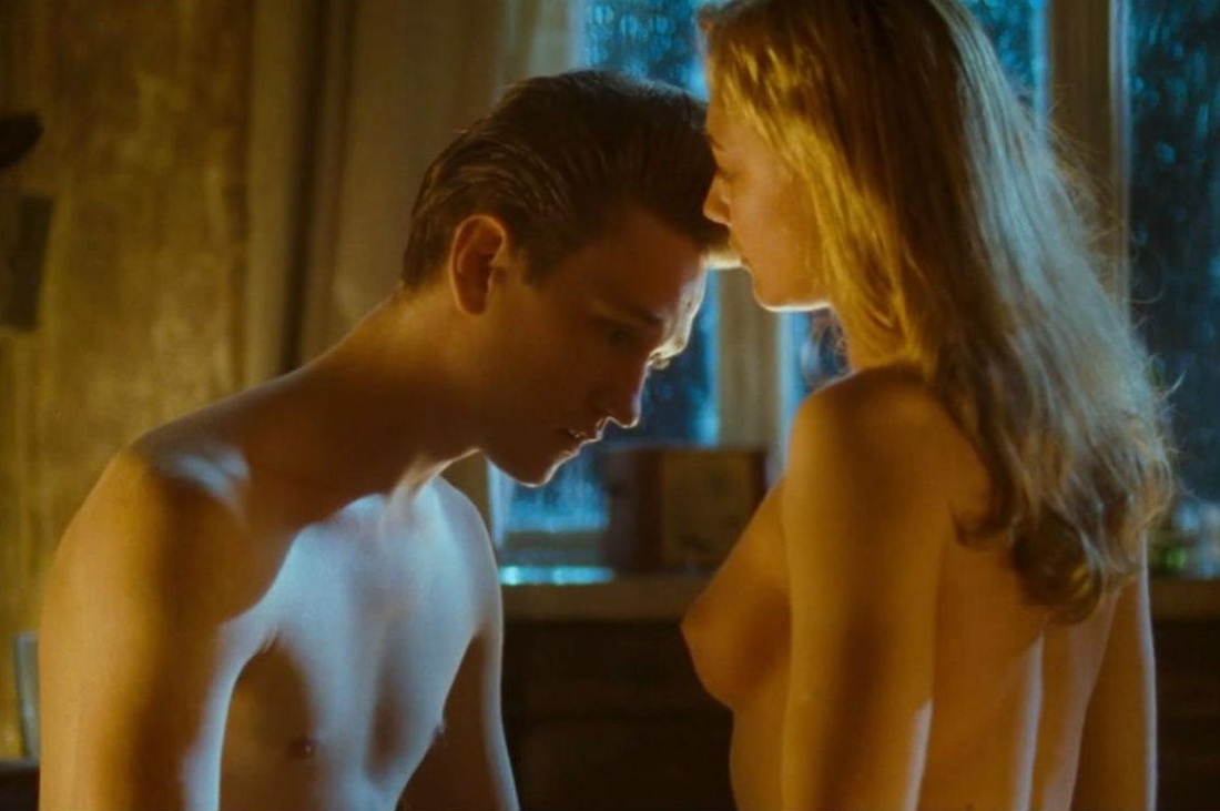 Оксана Акиньшина голая в фильме СУПЕРБОБРОВЫ