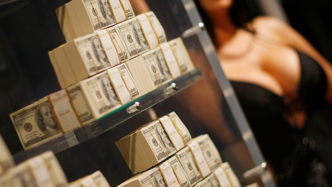 Девушка и много денег