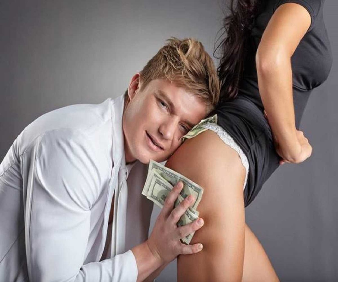 Мужчина платит женщине