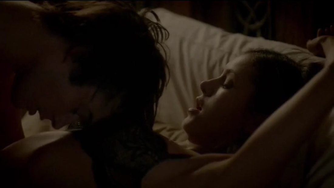 Нина Добрев в кровати