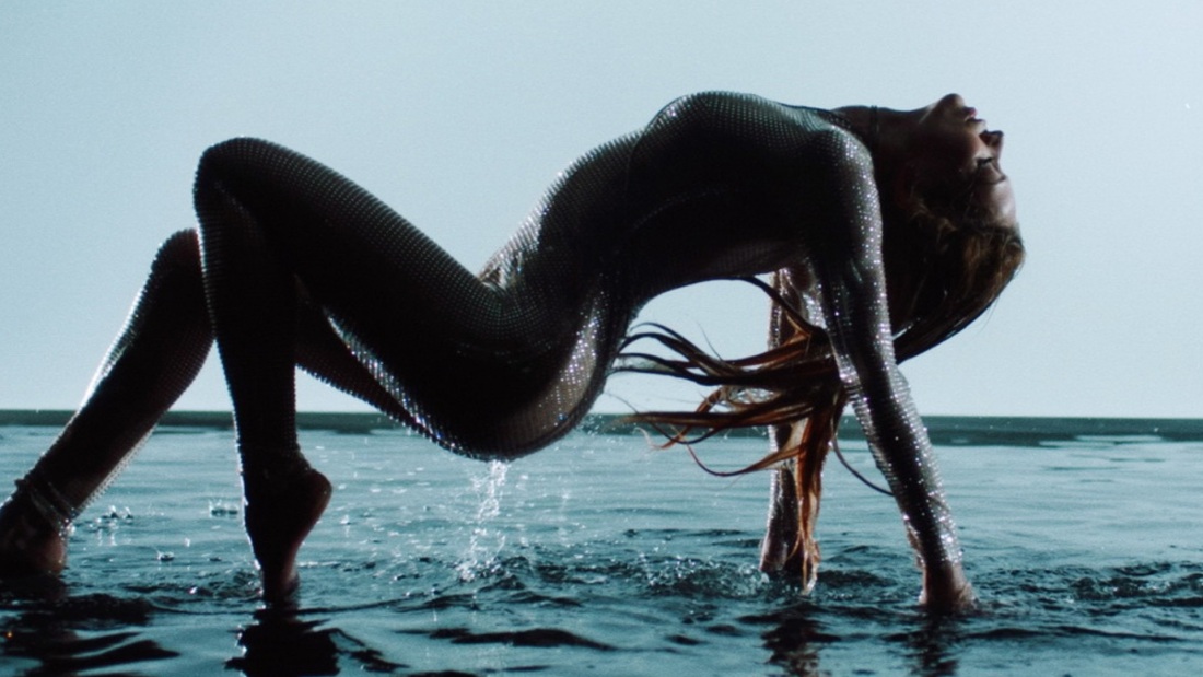 Тина Кароль на берегу реки