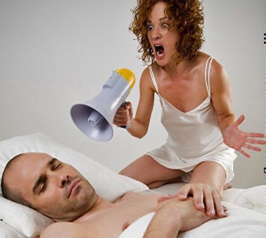 Мужчина несет кофе в постель